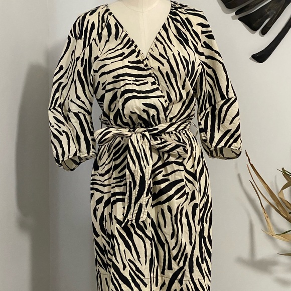 EUC Mango Zebra print puff sleeve mini size Medium - Picture 1 of 5